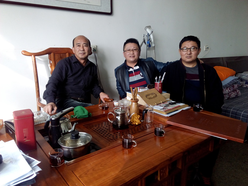 羞羞视频免费网站化工总经理张文(中)与河北正定漆丰总代理房志坚（右）