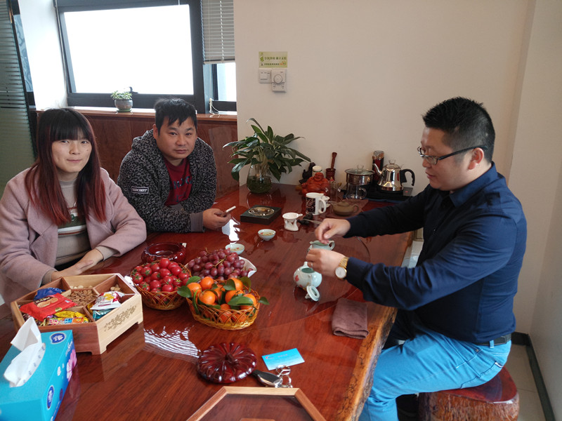 福建泉州陈总（左一）、曾总（左二）和羞羞视频免费网站化工总经理张文（右一）